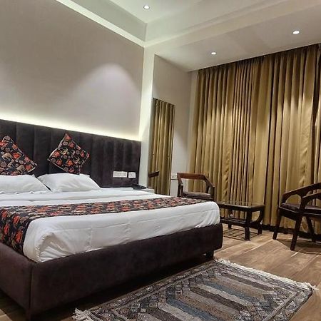 Hotel Alpine Plaza Shāhpur Exteriör bild