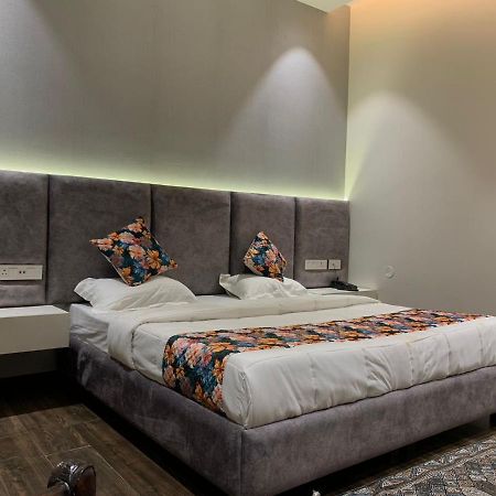 Hotel Alpine Plaza Shāhpur Exteriör bild