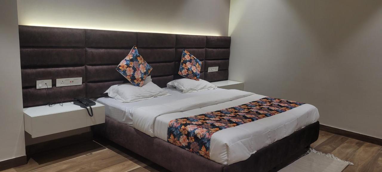 Hotel Alpine Plaza Shāhpur Exteriör bild