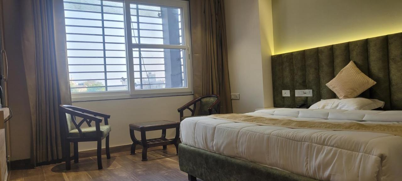 Hotel Alpine Plaza Shāhpur Exteriör bild
