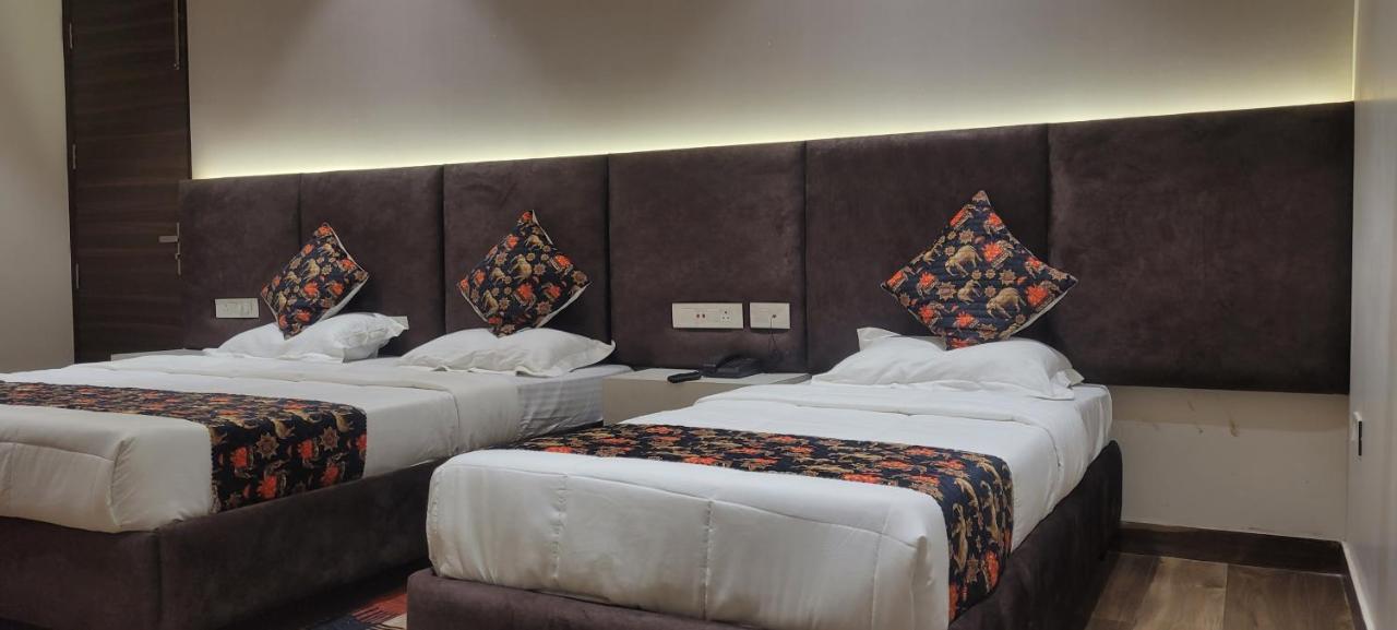 Hotel Alpine Plaza Shāhpur Exteriör bild