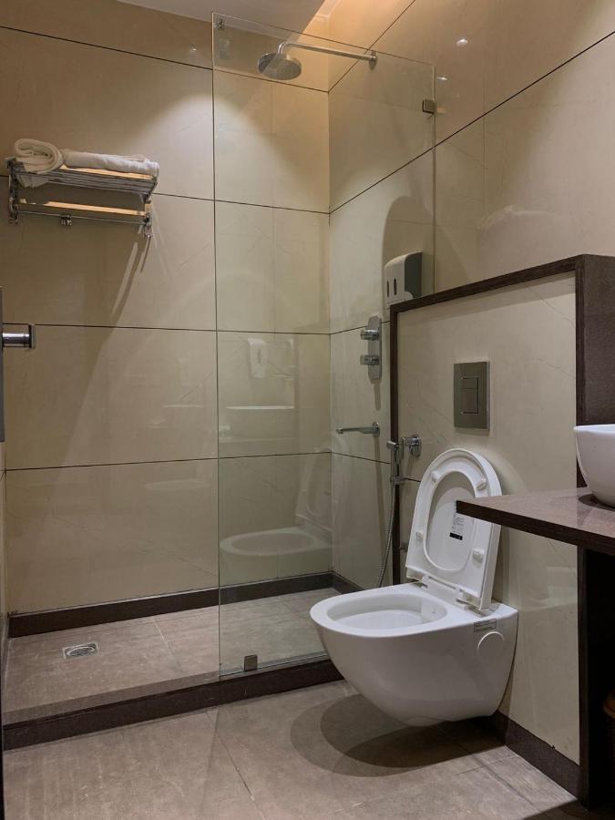 Hotel Alpine Plaza Shāhpur Exteriör bild