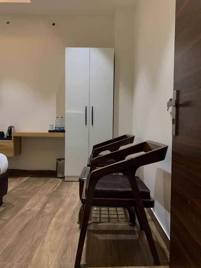 Hotel Alpine Plaza Shāhpur Exteriör bild