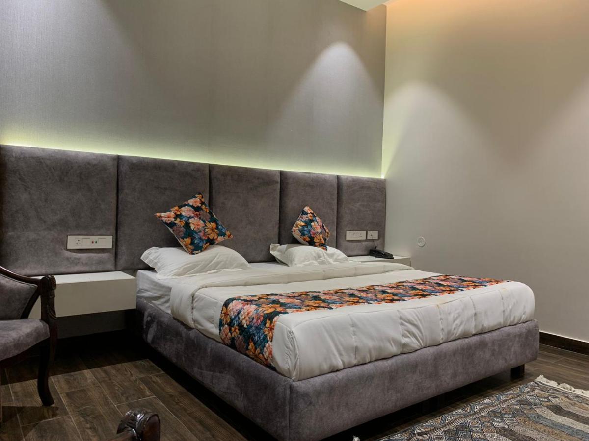 Hotel Alpine Plaza Shāhpur Exteriör bild